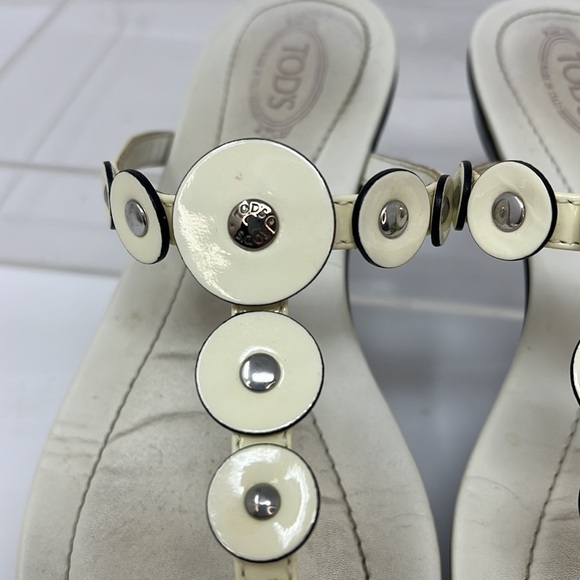Tod’s Sz 38 Cream Leather and Patent Leather T Strap Slip On Sandals - Picture 3 of 9